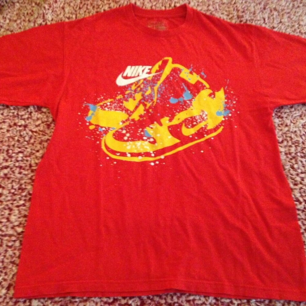 VINTAGE T-shirt NIKE SPLASHED RED PAINT SNEAKER DESIGN KICKS Size MED. PRE-OWNED